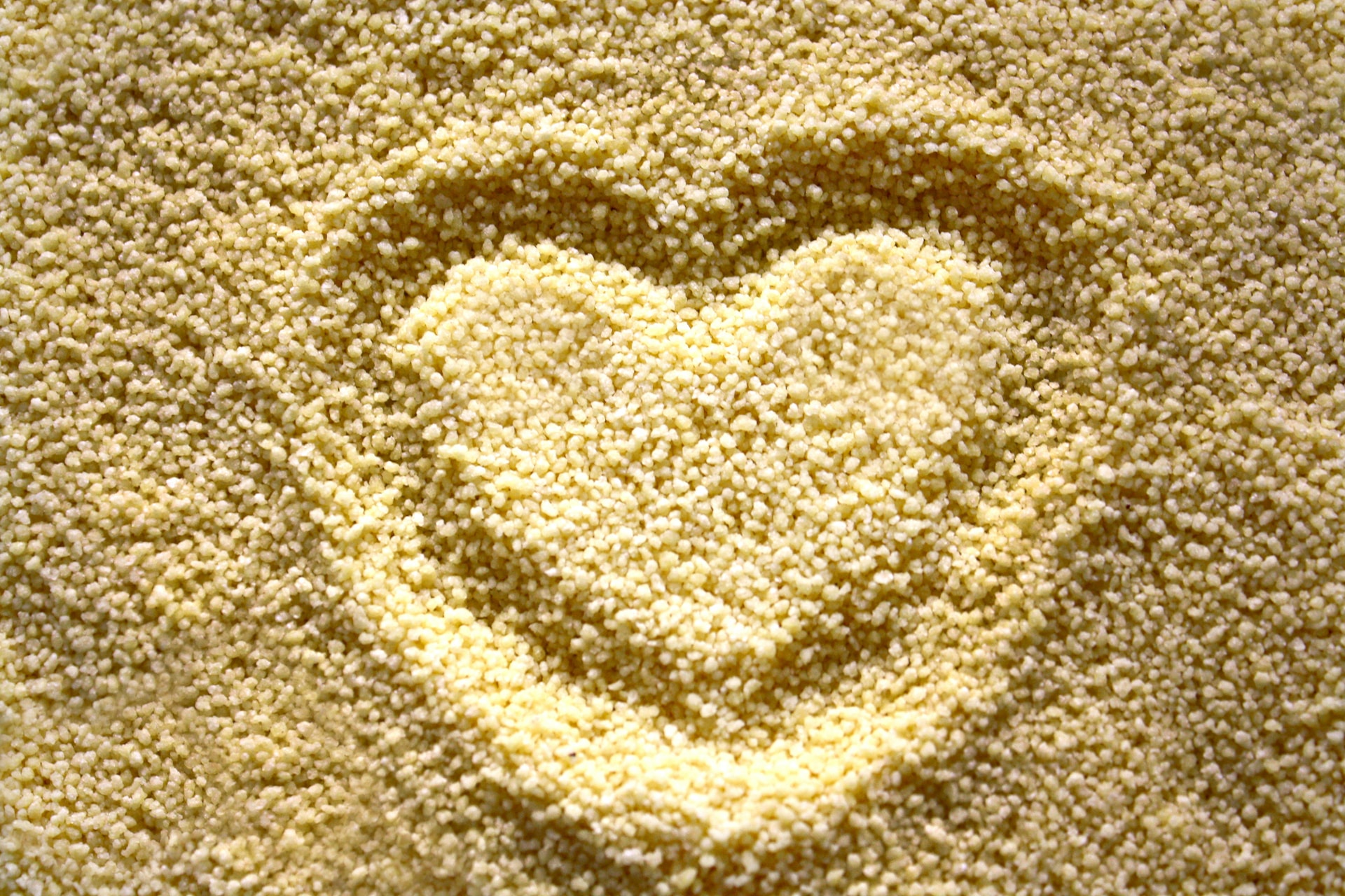 Couscous is een graanproduct en bestaat uit kleine korreltjes gemaakt van tarwemeel gemengd met water.